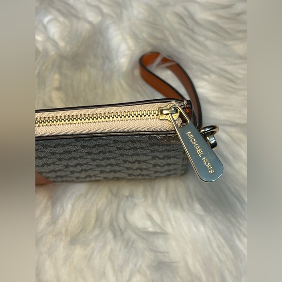 Michael Kors, orange and tan clutch with zipper. In great condition. LIKE NEW!! - Picture 9 of 13